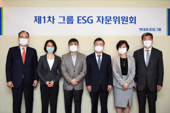 지난달 현대중공업그룹이 개최한 1차 ESG자문위원회 참석자들의 모습. 오른쪽부터 가삼현 현대중공업그룹 CSO(부회장), 박순애 서울대 행정대학원 교수, 이규용 한국환경한림원 회장, 배수일 성균관대 경영대학원 교수, 김태진 고려대 법학전문대학원 교수, 오세헌 한국조선해양 CSO(사장). <현대중공업그룹 제공>